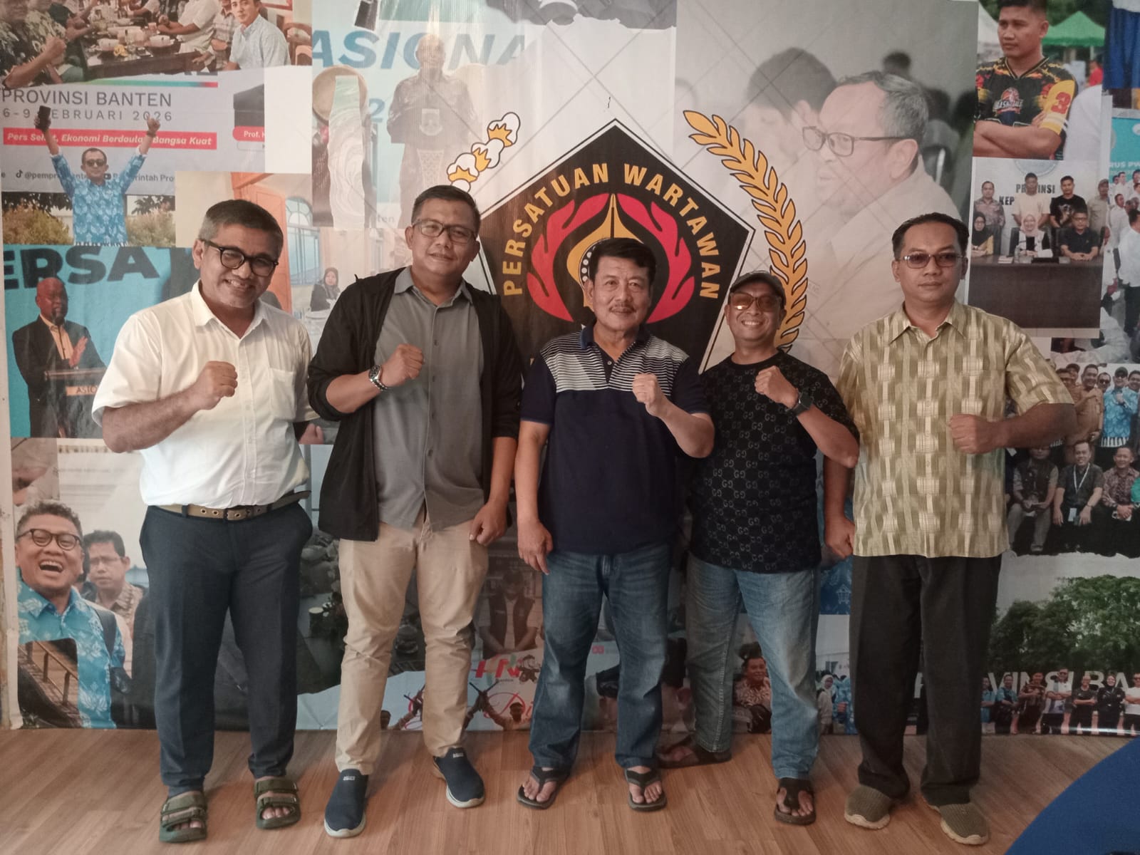 Anggota DPRD Kepri Taba Iskandar saat bersilaturahmi dengan jajaran pengurus PWI Kepri di Graha PWI Kepri, Ruko Purimas B6, Batam, Senin (5/10/2026) sore.