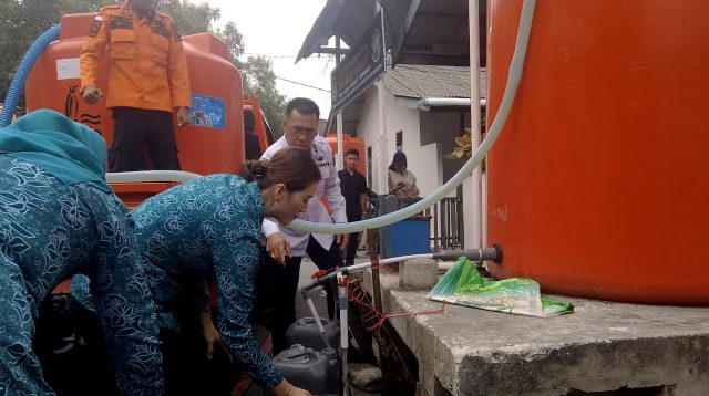 Bupati Kepulauan Anambas Aneng bersama istrinya turun langsung membantu warga mendapatkan air bersih di Desa Sri Tanjung, Kelurahan Tarempa, Kecamatan Siantan, Rabu (7/10/2026).