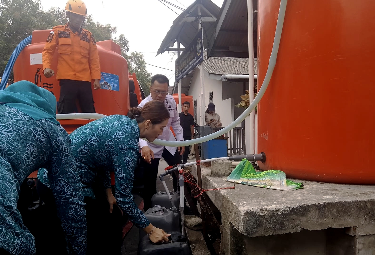 Bupati Kepulauan Anambas Aneng bersama istrinya turun langsung membantu warga mendapatkan air bersih di Desa Sri Tanjung, Kelurahan Tarempa, Kecamatan Siantan, Rabu (7/10/2026).