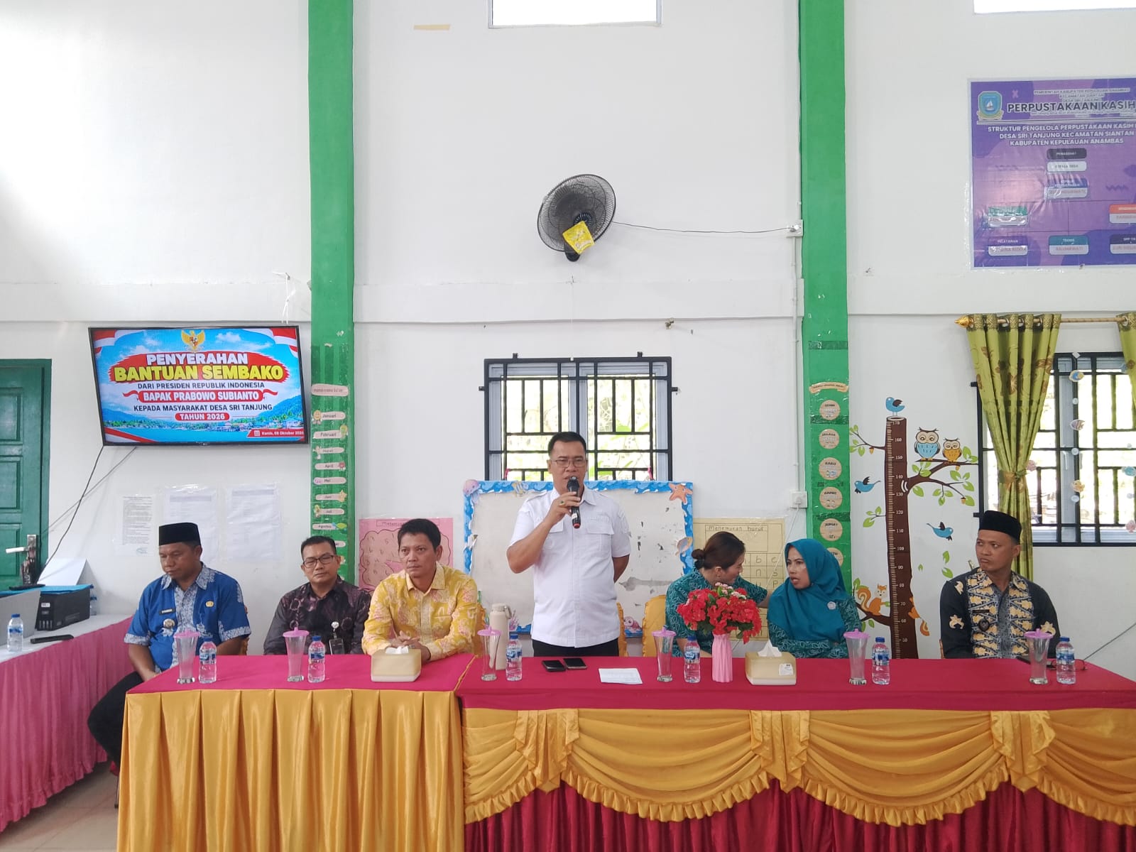 Bupati Kepulauan Anambas, Aneng saat memimpin penyerahan bantuan Presiden Prabowo, di Aula Rapat Desa Sri Tanjung, Kelurahan Tarempa, Kecamatan Siantan, Kamis (8/10/2026).