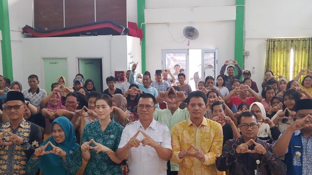 Bupati Kepulauan Anambas, Aneng saat memimpin penyerahan bantuan Presiden Prabowo, di Aula Rapat Desa Sri Tanjung, Kelurahan Tarempa, Kecamatan Siantan, Kamis (8/10/2026).