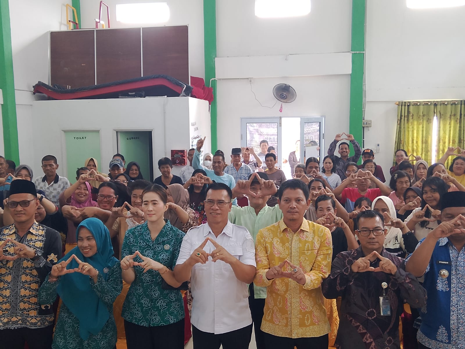 Bupati Kepulauan Anambas, Aneng saat memimpin penyerahan bantuan Presiden Prabowo, di Aula Rapat Desa Sri Tanjung, Kelurahan Tarempa, Kecamatan Siantan, Kamis (8/10/2026).