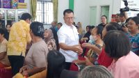 Bupati Kepulauan Anambas, Aneng di sela penyaluran bantuan sembako dari Presiden Prabowo kepada masyarakat di Aula Rapat Kantor Desa Sri Tanjung, Kelurahan Tarempa, Kecamatan Siantan, Kamis (8/10/2026). (Foto: Fendi/pijarkepri.com)