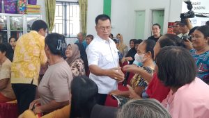 Bupati Kepulauan Anambas, Aneng di sela penyaluran bantuan sembako dari Presiden Prabowo kepada masyarakat di Aula Rapat Kantor Desa Sri Tanjung, Kelurahan Tarempa, Kecamatan Siantan, Kamis (8/10/2026). (Foto: Fendi/pijarkepri.com) Bupati Kepulauan Anambas, Aneng di sela penyaluran bantuan sembako dari Presiden Prabowo kepada masyarakat di Aula Rapat Kantor Desa Sri Tanjung, Kelurahan Tarempa, Kecamatan Siantan, Kamis (8/10/2026). (Foto: Fendi/pijarkepri.com)
