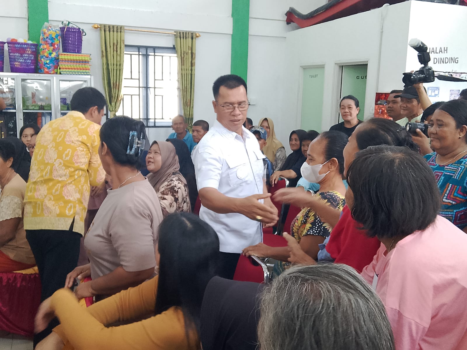 Bupati Kepulauan Anambas, Aneng di sela penyaluran bantuan sembako dari Presiden Prabowo kepada masyarakat di Aula Rapat Kantor Desa Sri Tanjung, Kelurahan Tarempa, Kecamatan Siantan, Kamis (8/10/2026). (Foto: Fendi/pijarkepri.com)