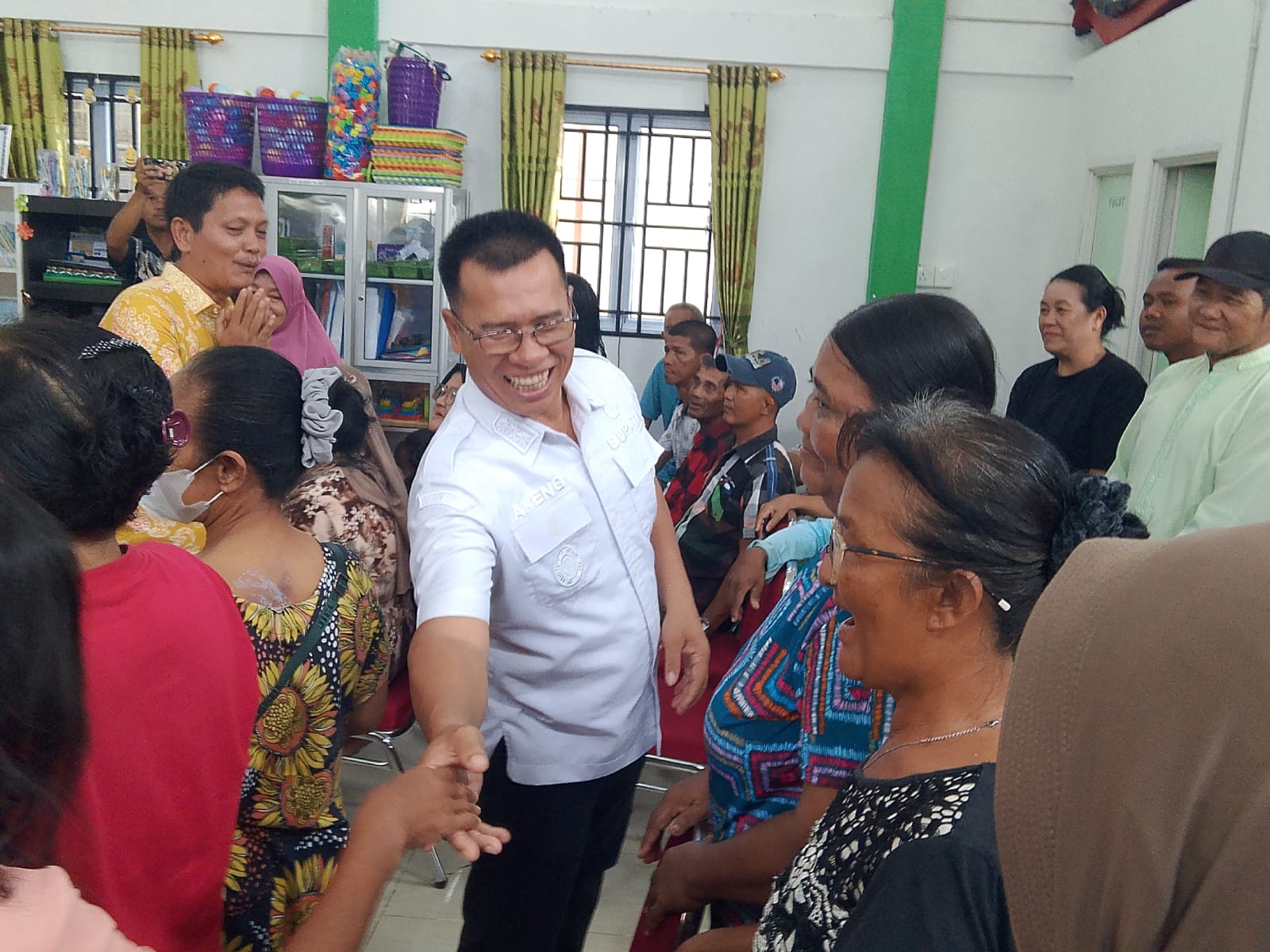 Bupati Kepulauan Anambas, Aneng di sela penyaluran bantuan sembako dari Presiden Prabowo kepada masyarakat di Aula Rapat Kantor Desa Sri Tanjung, Kelurahan Tarempa, Kecamatan Siantan, Kamis (8/10/2026). (Foto: Fendi/pijarkepri.com)
