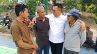 Ketua Karang Taruna Desa Tarempa Barat Daya, Edi Putra, bersama warga setempat, Jefri, bersama Bupati Kepulauan Anambas Aneng, di sela kegiatan penyaluran bantuan, di Aula Rapat Kantor Desa Sri Tanjung, Kelurahan Tarempa, Kecamatan Siantan, Kamis (8/10/2026). (Foto: Fendi/pijarkepri.com) Ketua Karang Taruna Desa Tarempa Barat Daya, Edi Putra, bersama warga setempat, Jefri, bersama Bupati Kepulauan Anambas Aneng, di sela kegiatan penyaluran bantuan, di Aula Rapat Kantor Desa Sri Tanjung, Kelurahan Tarempa, Kecamatan Siantan, Kamis (8/10/2026). (Foto: Fendi/pijarkepri.com)
