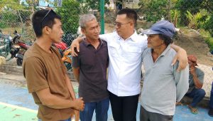 Ketua Karang Taruna Desa Tarempa Barat Daya, Edi Putra, bersama warga setempat, Jefri, bersama Bupati Kepulauan Anambas Aneng, di sela kegiatan penyaluran bantuan, di Aula Rapat Kantor Desa Sri Tanjung, Kelurahan Tarempa, Kecamatan Siantan, Kamis (8/10/2026). (Foto: Fendi/pijarkepri.com) Ketua Karang Taruna Desa Tarempa Barat Daya, Edi Putra, bersama warga setempat, Jefri, bersama Bupati Kepulauan Anambas Aneng, di sela kegiatan penyaluran bantuan, di Aula Rapat Kantor Desa Sri Tanjung, Kelurahan Tarempa, Kecamatan Siantan, Kamis (8/10/2026). (Foto: Fendi/pijarkepri.com)