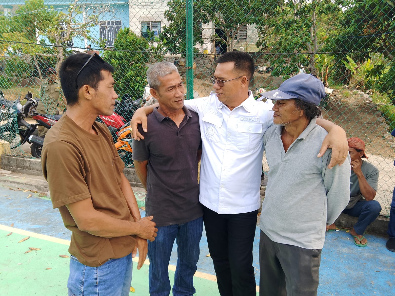 Ketua Karang Taruna Desa Tarempa Barat Daya, Edi Putra, bersama warga setempat, Jefri, bersama Bupati Kepulauan Anambas Aneng, di sela kegiatan penyaluran bantuan, di Aula Rapat Kantor Desa Sri Tanjung, Kelurahan Tarempa, Kecamatan Siantan, Kamis (8/10/2026). (Foto: Fendi/pijarkepri.com)