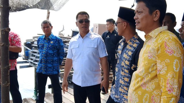 Bupati Kepulauan Anambas Aneng bersama rombongan meninjau lokasi yang direncanakan menjadi Koperasi Nelayan Merah Putih di Desa Sri Tanjung, Kamis (8/10/2026).