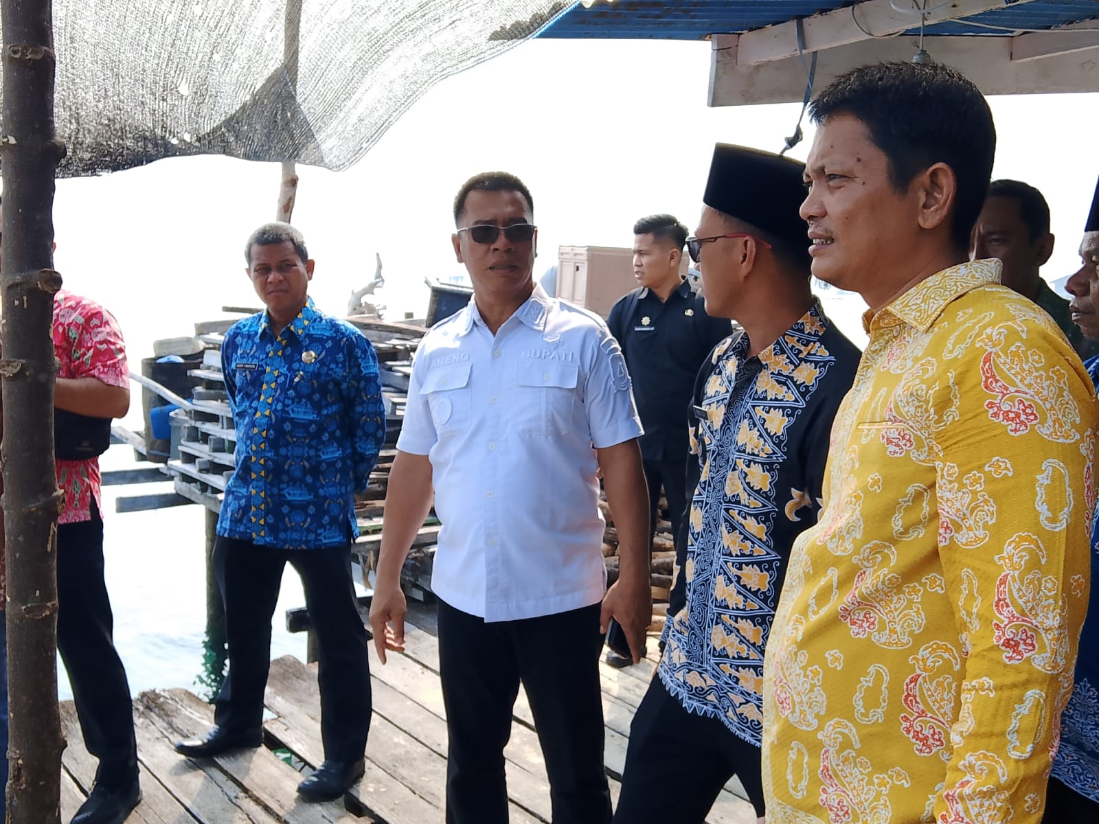 Bupati Kepulauan Anambas Aneng bersama rombongan meninjau lokasi yang direncanakan menjadi Koperasi Nelayan Merah Putih di Desa Sri Tanjung, Kamis (8/10/2026).