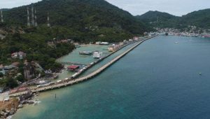 Tarempa, Kabupaten Kepulauan Anambas, dari udara. Tarempa, Kabupaten Kepulauan Anambas, dari udara.