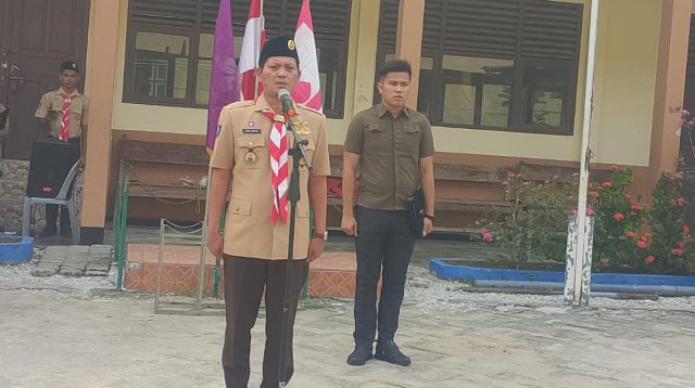 Wakil Bupati Kepulauan Anambas, Raja Bayu, saat mengukuhkan pengurus Dewan Kehormatan Cabang, Pusat Pendidikan dan Pelatihan Cabang (Pusdiklatcab), serta Satuan Tugas Pramuka Peduli Kwartir Cabang (Kwarcab) Gerakan Pramuka Kepulauan Anambas masa bakti 2025–2030, Jumat (9/10/2026). (Fendi/pijarkepri.com)