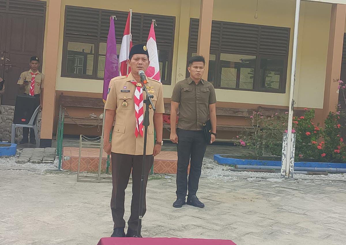 Wakil Bupati Kepulauan Anambas, Raja Bayu, saat mengukuhkan pengurus Dewan Kehormatan Cabang, Pusat Pendidikan dan Pelatihan Cabang (Pusdiklatcab), serta Satuan Tugas Pramuka Peduli Kwartir Cabang (Kwarcab) Gerakan Pramuka Kepulauan Anambas masa bakti 2025–2030, Jumat (9/10/2026). (Fendi/pijarkepri.com)