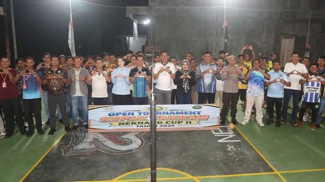 Bupati Kepulauan Anambas, Aneng, saat membuka Open Turnamen Sepak Takraw Nek Nang Cup II Tahun 2026 di Lapangan Sepak Takraw Nek Nang, Jalan Ibrahim Sattah, Air Padang, Desa Tarempa Timur, Kecamatan Siantan, Jumat (9/10/2026) malam. (F-Fendi/pijarkepri.com)