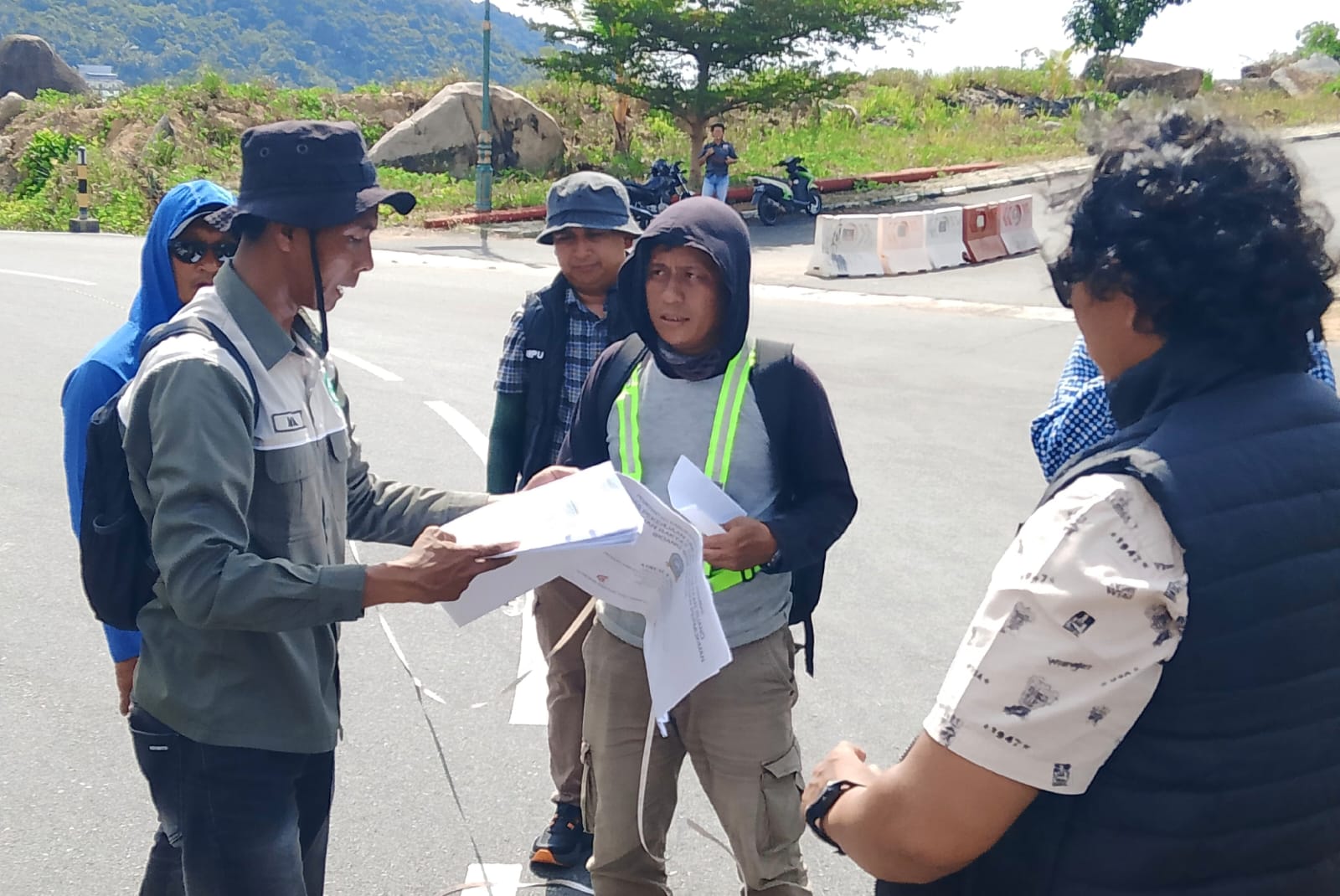 Tim penyidik Tipikor Polda Kepri saat melakukan serangkaian pemeriksaan di lokasi sebagai bagian dari upaya pengumpulan data dan bahan keterangan pada Selasa (7/4/2026), lalu. (Foto: Fendi/pijarkepri.com)