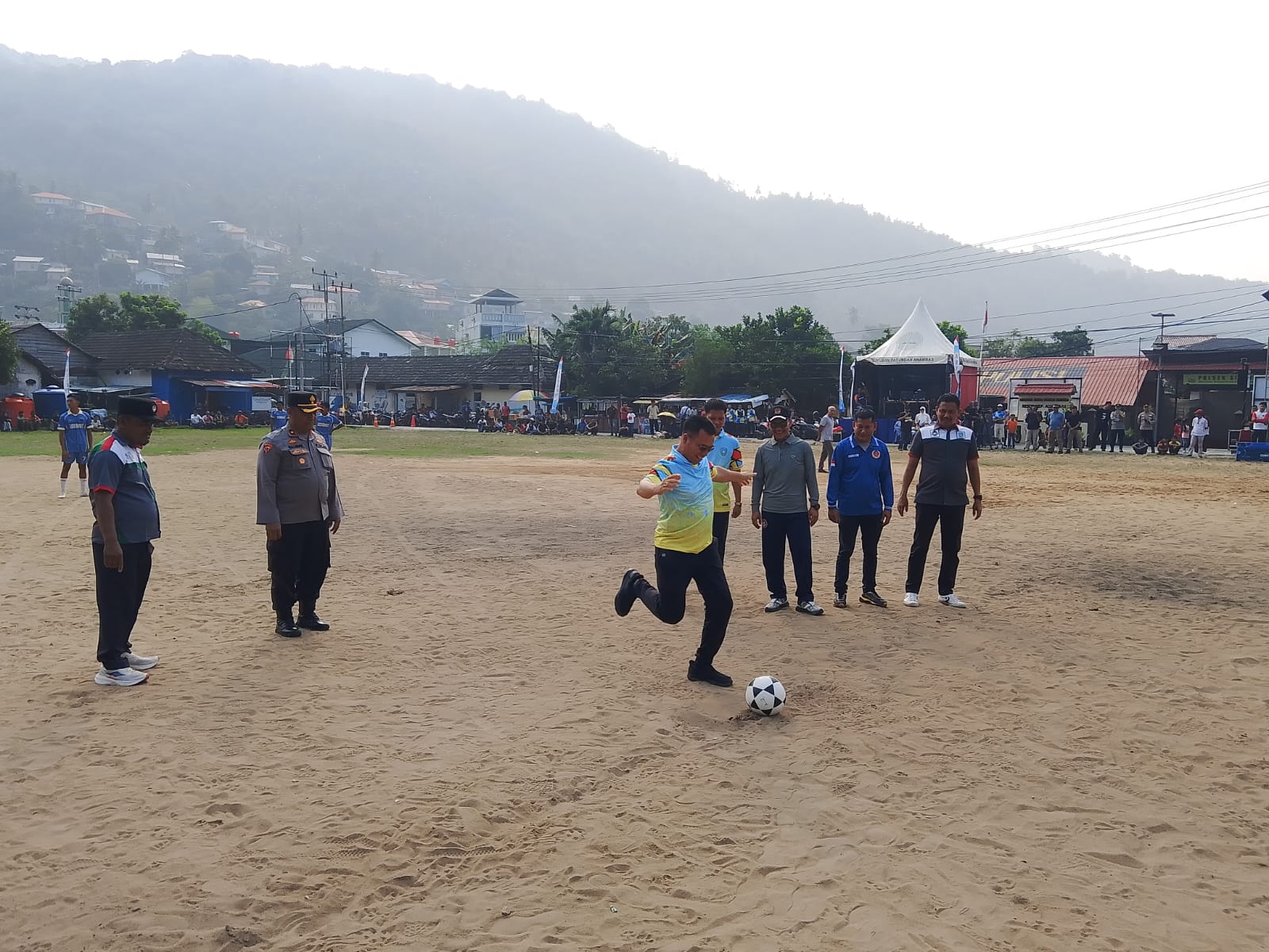 Bupati Kepulauan Anambas, Aneng, saat menendang bola sebagai tanda dibukanya Turnamen Sepak Bola Piala Gubernur Kepulauan Riau 2026 di Lapangan Sulaiman Abdullah, Kelurahan Tarempa, Kecamatan Siantan, Sabtu (10/10/2026).