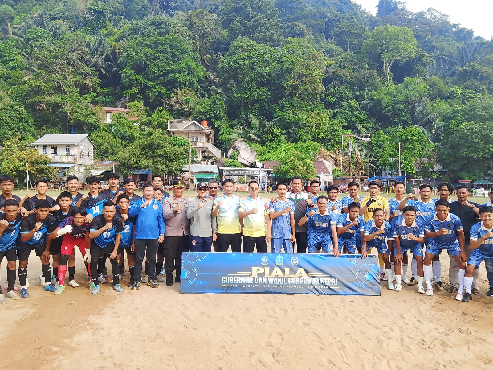 Bupati Kepulauan Anambas, Aneng, saat membuka Turnamen Sepak Bola Piala Gubernur Kepulauan Riau 2026 di Lapangan Sulaiman Abdullah, Kelurahan Tarempa, Kecamatan Siantan, Sabtu (10/10/2026).