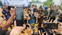 Pemusnahan barang hasil penindakan periode 2025–2026 itu dilaksanakan, di Rumah Dinas Bea Cukai, Kilometer 5, Tanjungpinang, Rabu (14/10/2026). (Foto: Aji Anugraha/pijarkepri.com) Pemusnahan barang hasil penindakan periode 2025–2026 itu dilaksanakan, di Rumah Dinas Bea Cukai, Kilometer 5, Tanjungpinang, Rabu (14/10/2026). (Foto: Aji Anugraha/pijarkepri.com)