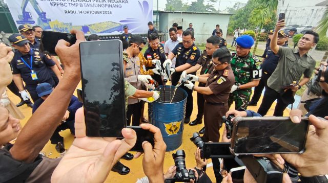 Pemusnahan barang hasil penindakan periode 2025–2026 itu dilaksanakan, di Rumah Dinas Bea Cukai, Kilometer 5, Tanjungpinang, Rabu (14/10/2026). (Foto: Aji Anugraha/pijarkepri.com)