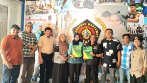 Direktur Politeknik Aisyiyah Batam, Susanna, S.I.Kom., M.M. (tengah), bersama Ketua PWI Kepri Saibansah Dardani dan jajaran pengurus PWI Kepri seusai penandatanganan MoU kerja sama pendidikan dan penawaran beasiswa D4 bagi anggota PWI Kepri, di Graha PWI Kepri, Batam, Rabu (14/10/2026) (Foto: Humas PWI Kepri)