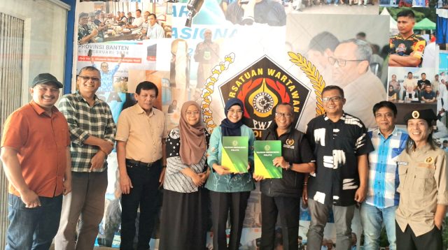 Direktur Politeknik Aisyiyah Batam, Susanna, S.I.Kom., M.M. (tengah), bersama Ketua PWI Kepri Saibansah Dardani dan jajaran pengurus PWI Kepri seusai penandatanganan MoU kerja sama pendidikan dan penawaran beasiswa D4 bagi anggota PWI Kepri, di Graha PWI Kepri, Batam, Rabu (14/10/2026) (Foto: Humas PWI Kepri)