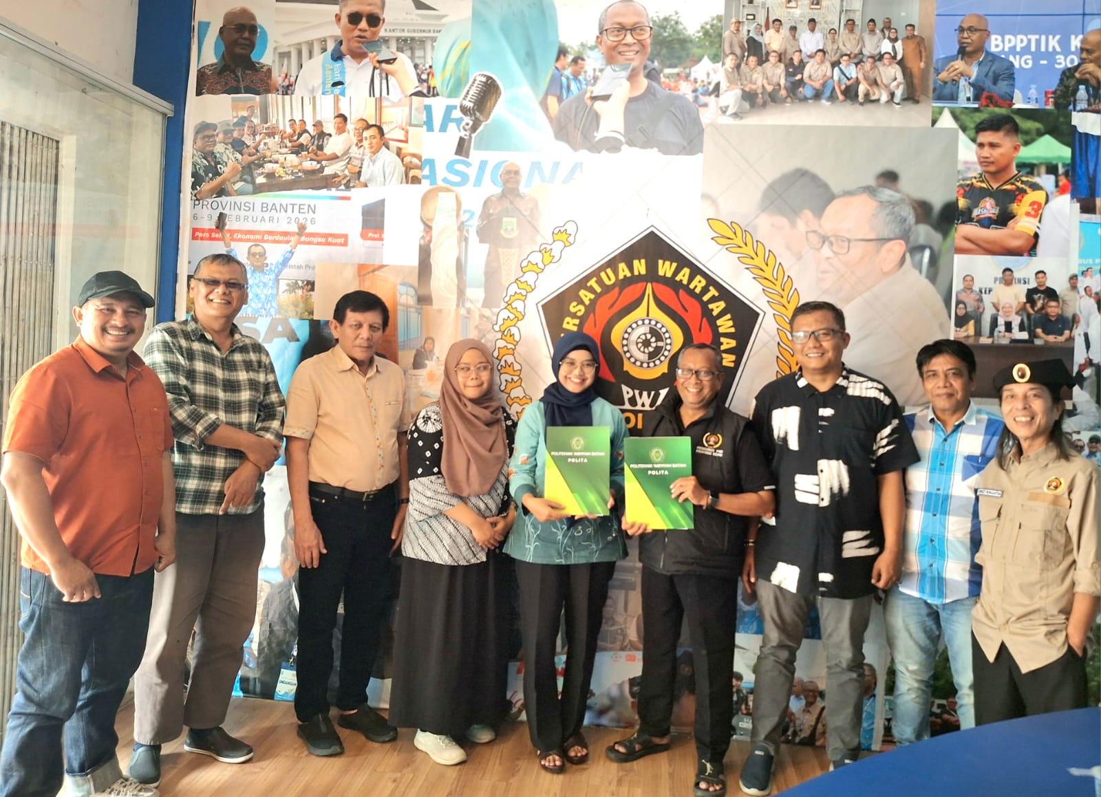 Direktur Politeknik Aisyiyah Batam, Susanna, S.I.Kom., M.M. (tengah), bersama Ketua PWI Kepri Saibansah Dardani dan jajaran pengurus PWI Kepri seusai penandatanganan MoU kerja sama pendidikan dan penawaran beasiswa D4 bagi anggota PWI Kepri, di Graha PWI Kepri, Batam, Rabu (14/10/2026) (Foto: Humas PWI Kepri)