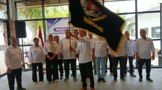 Ketua Persatuan Wartawan Indonesia (PWI) Provinsi Kepulauan Riau (Kepri), Saibansah Dardani, melantik dan mengukuhkan pengurus PWI Kabupaten Bintan periode 2026–2029 di D’Mario Sunset Resto, Tanjung Uban, Kamis (15/10/2026).