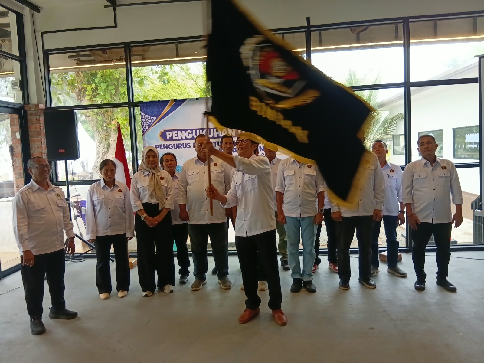 Ketua Persatuan Wartawan Indonesia (PWI) Provinsi Kepulauan Riau (Kepri), Saibansah Dardani, melantik dan mengukuhkan pengurus PWI Kabupaten Bintan periode 2026–2029 di D’Mario Sunset Resto, Tanjung Uban, Kamis (15/10/2026).