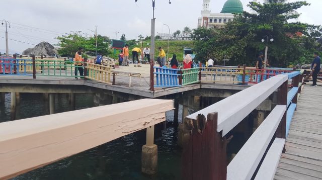 Kondisi memprihatinkan terlihat di kawasan wisata Batu Tompak Tiga, Kelurahan Tarempa, Kecamatan Siantan, yang berada di sekitar Jalan Selayang Pandang, pusat Kota Tarempa, Sabtu (17/10/2026) (Foto: Fendi/pijarkepri.com)