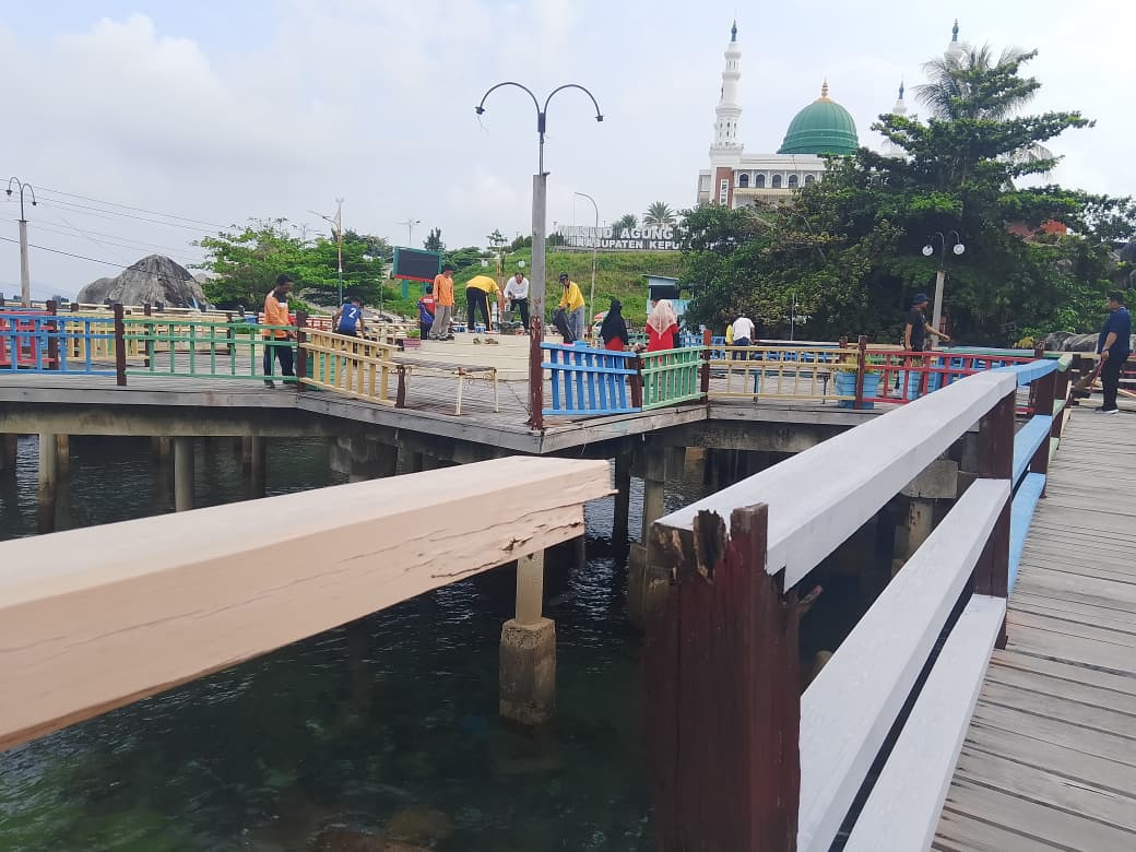Kondisi memprihatinkan terlihat di kawasan wisata Batu Tompak Tiga, Kelurahan Tarempa, Kecamatan Siantan, yang berada di sekitar Jalan Selayang Pandang, pusat Kota Tarempa, Sabtu (17/10/2026) (Foto: Fendi/pijarkepri.com)