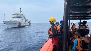 Tim SAR gabungan Indonesia dan Malaysia menjemputnya di perbatasan kedua negara pada Sabtu (17/10/2026). Tim SAR gabungan Indonesia dan Malaysia menjemputnya di perbatasan kedua negara pada Sabtu (17/10/2026).