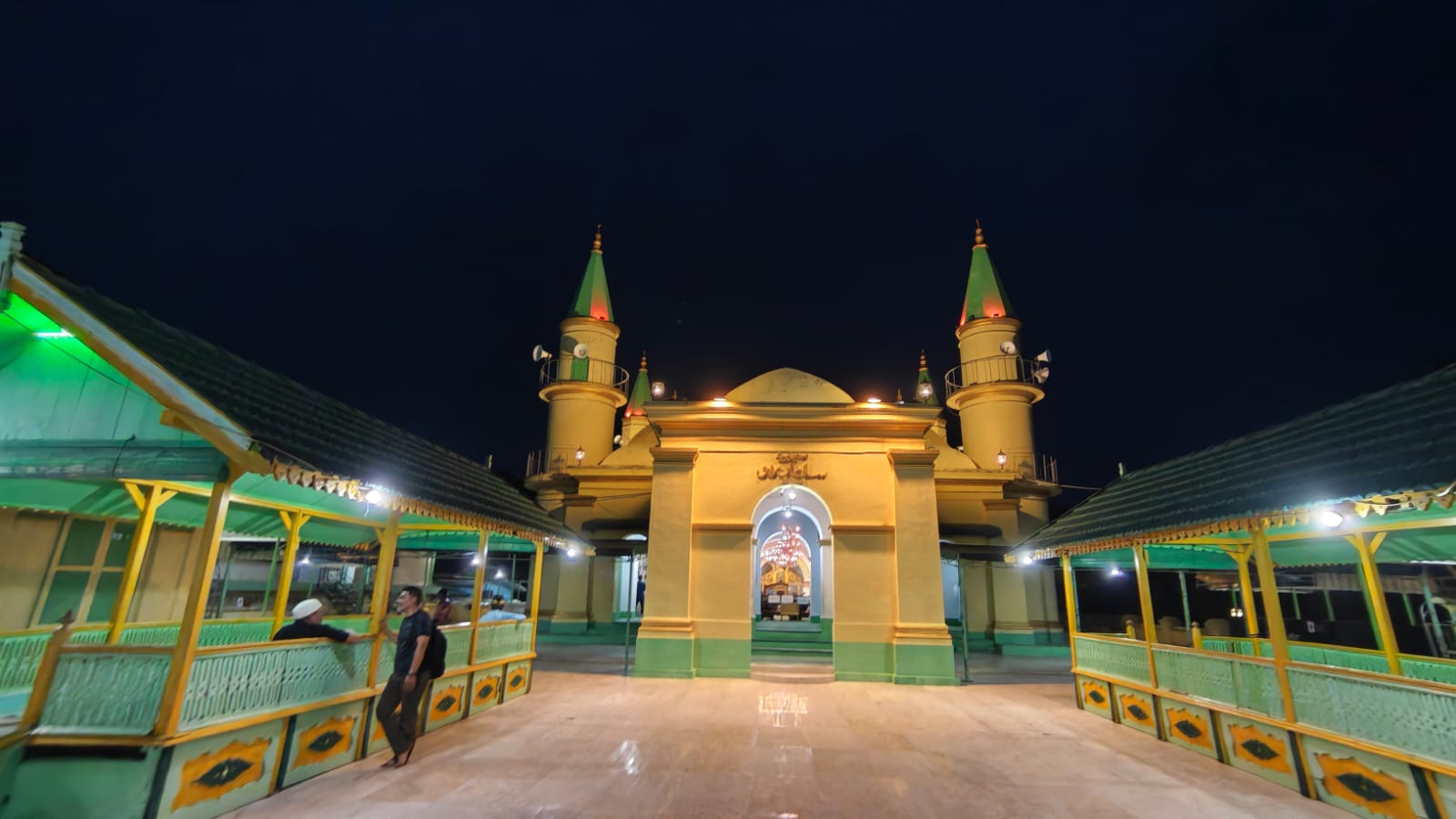 Masjid Raya Sultan Riau Penyengat, di Tanjungpinang, Sabtu (17/10/2026) malam. (Foto: aji_anugraha / pijarkepri.com)