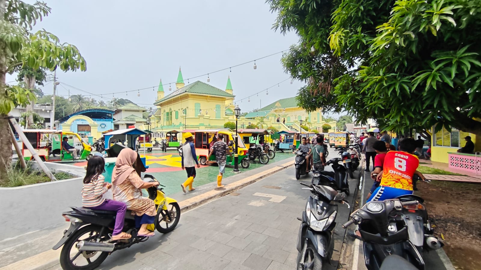 Penyengat di siang hari, Minggu (18/10/2026) Foto: aji