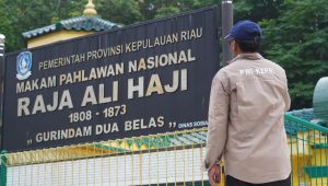 Seorang wartawan Batam yang tergabung di PWI Kepri saat berziarah ke makam Raja Ali Haji, Pahlawan Nasional, Pengarang Gurindam 12, di Pulau Penyengat, Tanjungpinang, Sabtu (17/10/2026) ( Foto: aji Anugraha / pijarkepri.com)