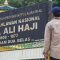 Seorang wartawan Batam yang tergabung di PWI Kepri saat berziarah ke makam Raja Ali Haji, Pahlawan Nasional, Pengarang Gurindam 12, di Pulau Penyengat, Tanjungpinang, Sabtu (17/10/2026) ( Foto: aji Anugraha / pijarkepri.com)