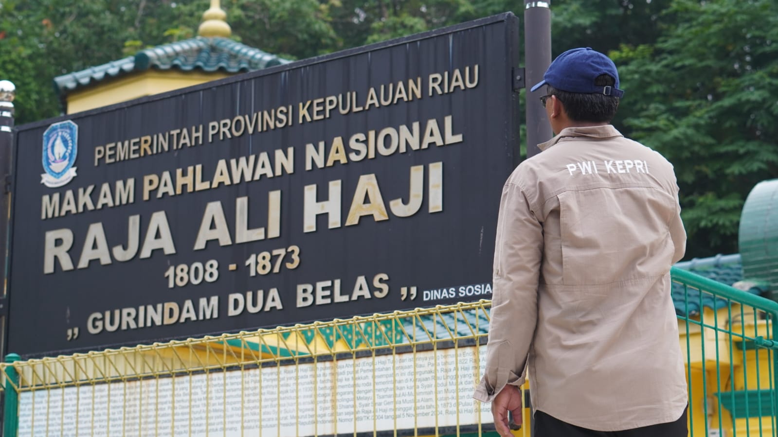 Seorang wartawan Batam yang tergabung di PWI Kepri saat berziarah ke makam Raja Ali Haji, Pahlawan Nasional, Pengarang Gurindam 12, di Pulau Penyengat, Tanjungpinang, Sabtu (17/10/2026) ( Foto: aji Anugraha / pijarkepri.com)
