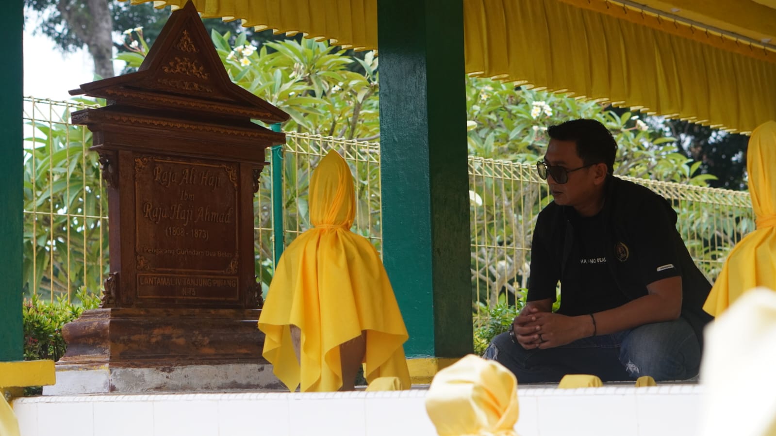 Seorang wartawan Batam yang tergabung di PWI Kepri saat berziarah ke makam Raja Ali Haji, Pahlawan Nasional, Pengarang Gurindam 12, di Pulau Penyengat, Tanjungpinang, Sabtu (17/10/2026) ( Foto: aji Anugraha / pijarkepri.com)