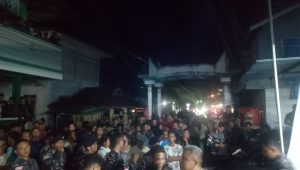 Ribuan warga memadati jalan di depan Kantor PLN Tarempa, Kelurahan Tarempa, Kecamatan Siantan, Kabupaten Kepulauan Anambas, Minggu (18/10/2026). Ribuan warga memadati jalan di depan Kantor PLN Tarempa, Kelurahan Tarempa, Kecamatan Siantan, Kabupaten Kepulauan Anambas, Minggu (18/10/2026).