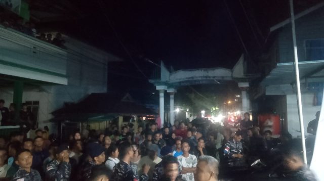 Ribuan warga memadati jalan di depan Kantor PLN Tarempa, Kelurahan Tarempa, Kecamatan Siantan, Kabupaten Kepulauan Anambas, Minggu (18/10/2026).