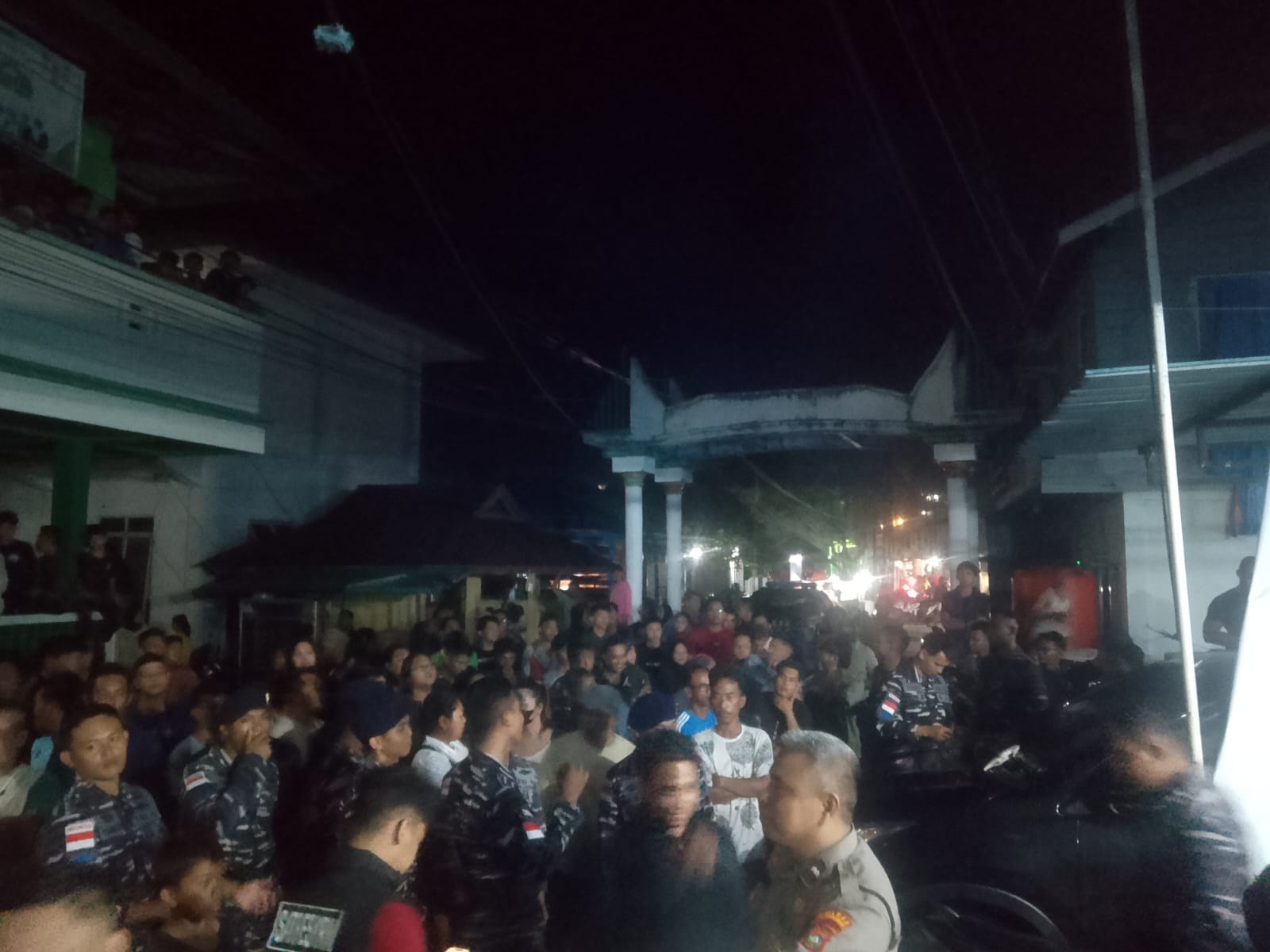 Ribuan warga memadati jalan di depan Kantor PLN Tarempa, Kelurahan Tarempa, Kecamatan Siantan, Kabupaten Kepulauan Anambas, Minggu (18/10/2026).