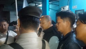 Ribuan warga yang menggelar demonstrasi di depan Kantor PLN Tarempa, Kelurahan Tarempa, Kecamatan Siantan, Kabupaten Kepulauan Anambas, Minggu (18/10/2026) malam