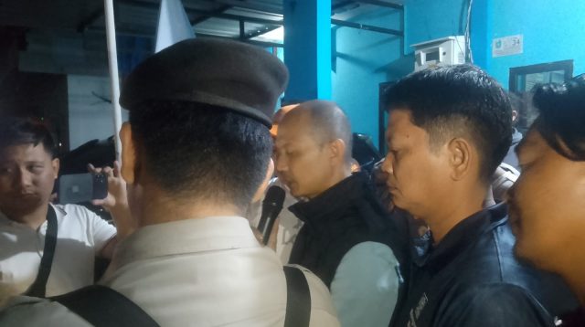 Ribuan warga yang menggelar demonstrasi di depan Kantor PLN Tarempa, Kelurahan Tarempa, Kecamatan Siantan, Kabupaten Kepulauan Anambas, Minggu (18/10/2026) malam