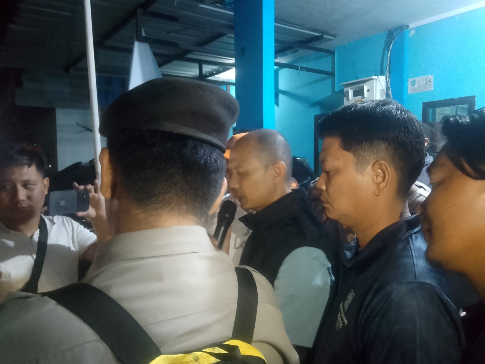 Ribuan warga yang menggelar demonstrasi di depan Kantor PLN Tarempa, Kelurahan Tarempa, Kecamatan Siantan, Kabupaten Kepulauan Anambas, Minggu (18/10/2026) malam