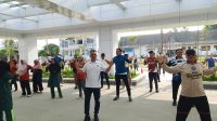 Bupati Kepulauan Anambas, Aneng, didampingi Sekretaris Daerah (Sekda), mengikuti kegiatan senam sehat dan promosi kesehatan dalam rangka memperingati Hari Osteoporosis Sedunia di halaman RSUD Tarempa, Kecamatan Siantan, Kabupaten Kepulauan Anambas, Selasa (20/10/2026) pagi. Bupati Kepulauan Anambas, Aneng, didampingi Sekretaris Daerah (Sekda), mengikuti kegiatan senam sehat dan promosi kesehatan dalam rangka memperingati Hari Osteoporosis Sedunia di halaman RSUD Tarempa, Kecamatan Siantan, Kabupaten Kepulauan Anambas, Selasa (20/10/2026) pagi.