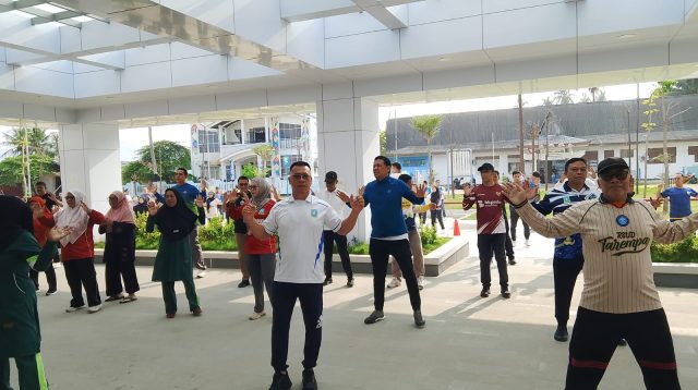 Bupati Kepulauan Anambas, Aneng, didampingi Sekretaris Daerah (Sekda), mengikuti kegiatan senam sehat dan promosi kesehatan dalam rangka memperingati Hari Osteoporosis Sedunia di halaman RSUD Tarempa, Kecamatan Siantan, Kabupaten Kepulauan Anambas, Selasa (20/10/2026) pagi.