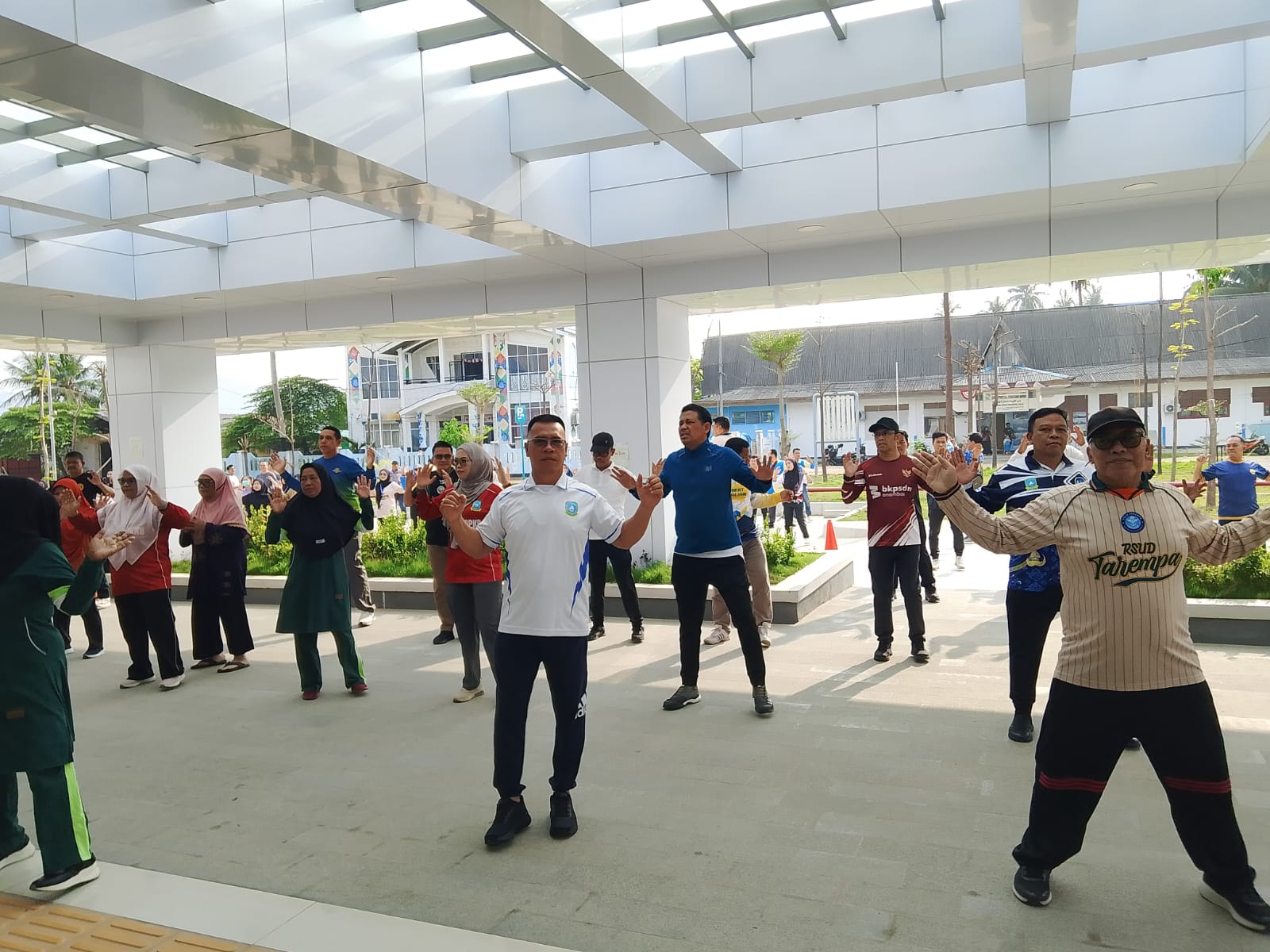 Bupati Kepulauan Anambas, Aneng, didampingi Sekretaris Daerah (Sekda), mengikuti kegiatan senam sehat dan promosi kesehatan dalam rangka memperingati Hari Osteoporosis Sedunia di halaman RSUD Tarempa, Kecamatan Siantan, Kabupaten Kepulauan Anambas, Selasa (20/10/2026) pagi.