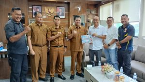 Sekda Bintan, Ronny Kartika, saat rapat koordinasi bersama jajaran terkait di Kantor Bapperida Bintan, Selasa (20/10/2026). Sekda Bintan, Ronny Kartika, saat rapat koordinasi bersama jajaran terkait di Kantor Bapperida Bintan, Selasa (20/10/2026).