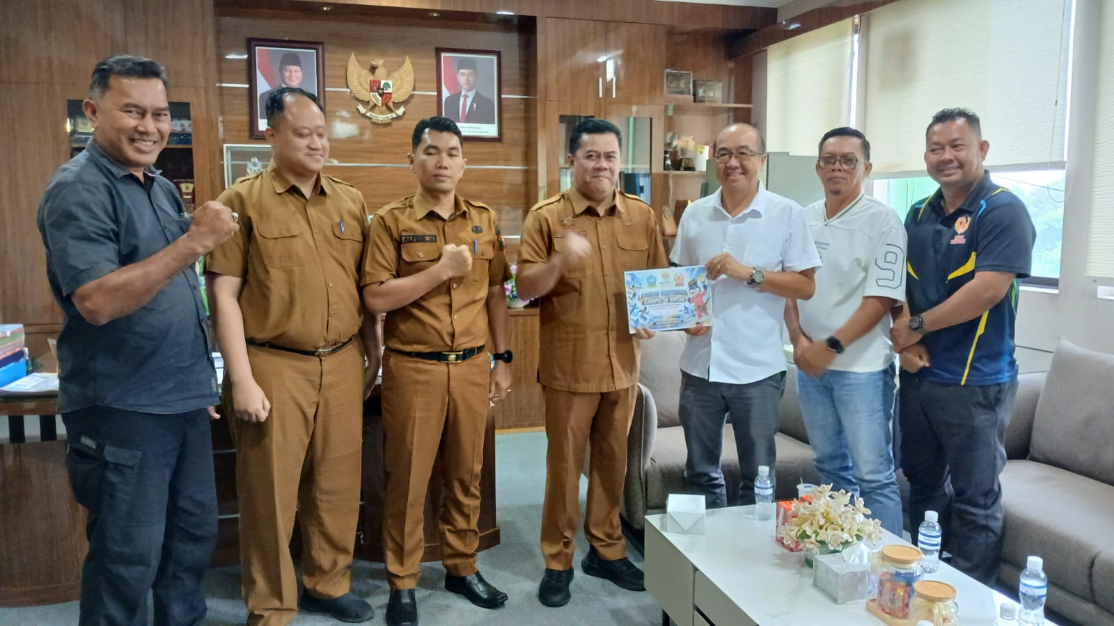 Sekda Bintan, Ronny Kartika, saat rapat koordinasi bersama jajaran terkait di Kantor Bapperida Bintan, Selasa (20/10/2026).