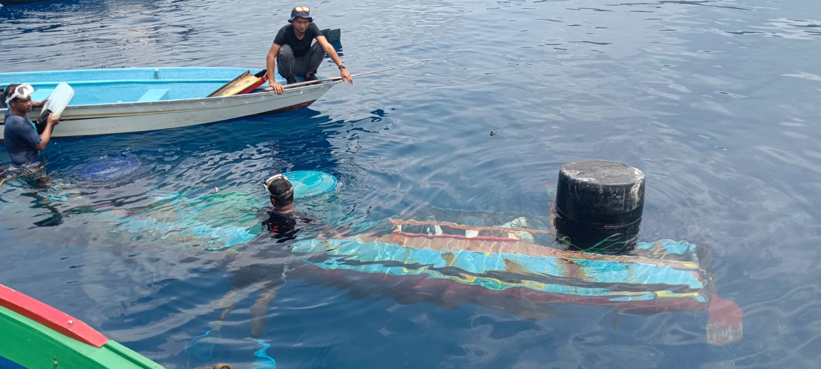 Sebuah pompong nelayan bermuatan sekitar 800 kilogram besi tenggelam di perairan Tarempa, tepatnya di sekitar SP II Selayang Pandang, Minggu malam (19/10/2026).